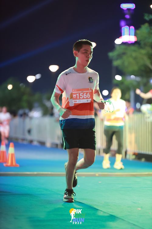 Race photo from PIK NITE RUN 2025