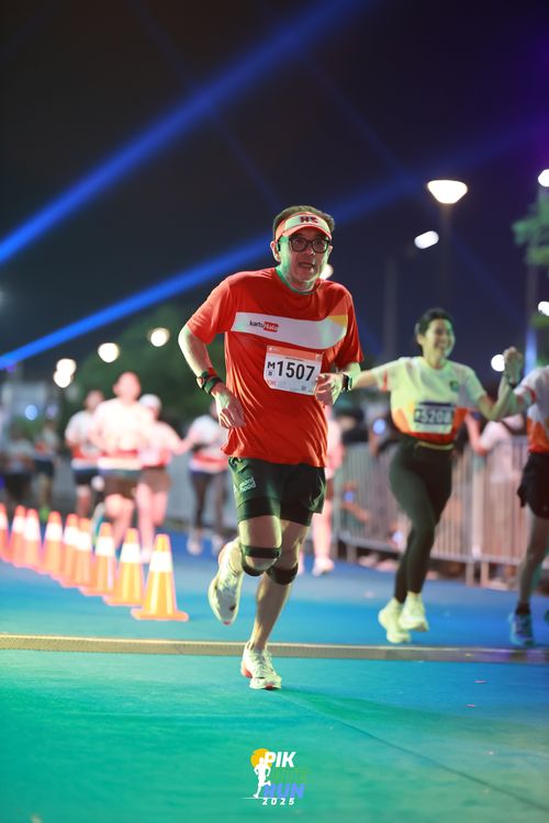 Race photo from PIK NITE RUN 2025