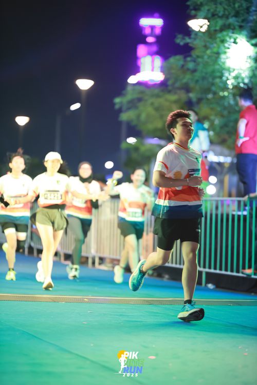 Race photo from PIK NITE RUN 2025