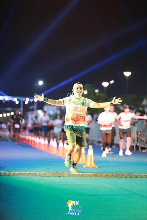 Race photo from PIK NITE RUN 2025