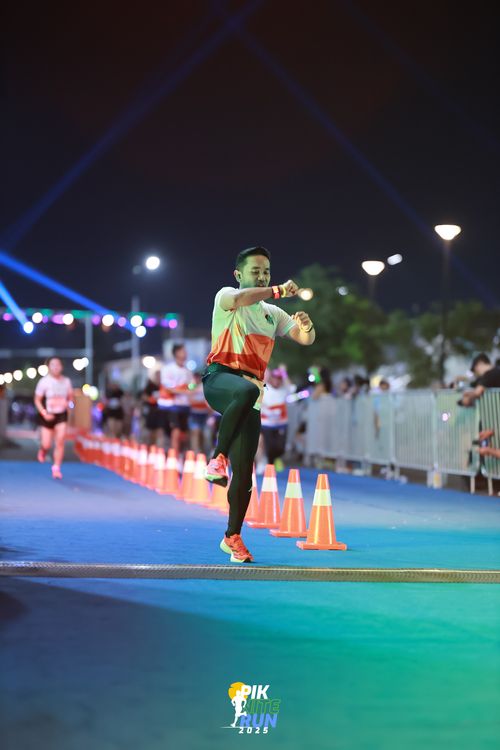 Race photo from PIK NITE RUN 2025
