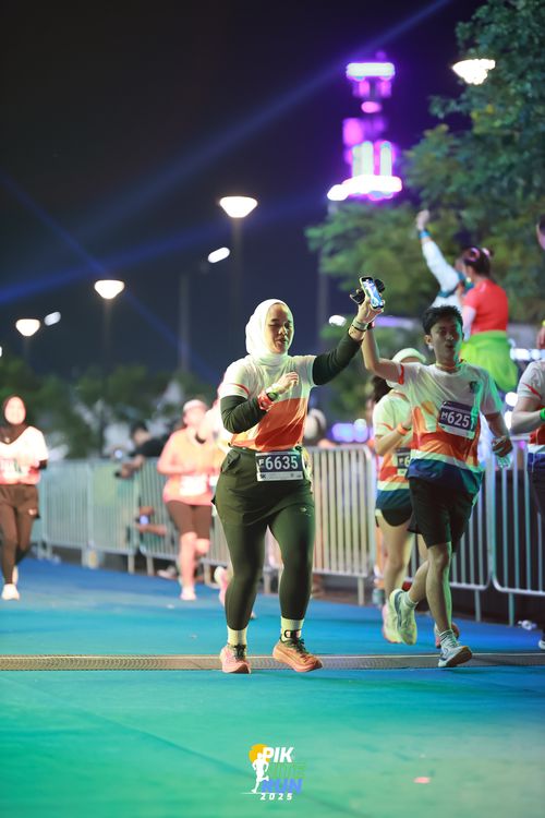 Race photo from PIK NITE RUN 2025