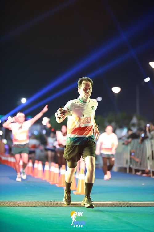 Race photo from PIK NITE RUN 2025
