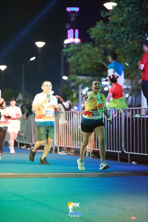 Race photo from PIK NITE RUN 2025