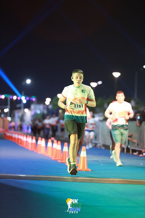 Race photo from PIK NITE RUN 2025