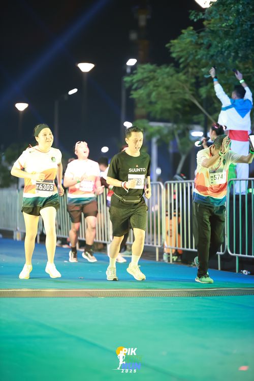 Race photo from PIK NITE RUN 2025