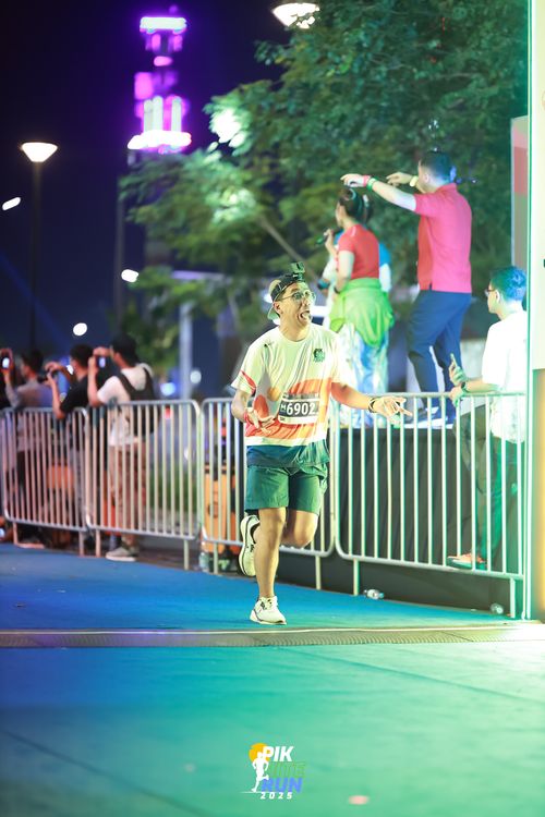 Race photo from PIK NITE RUN 2025