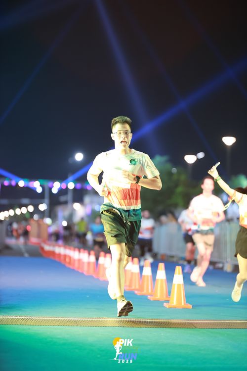 Race photo from PIK NITE RUN 2025