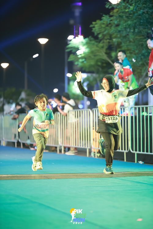 Race photo from PIK NITE RUN 2025