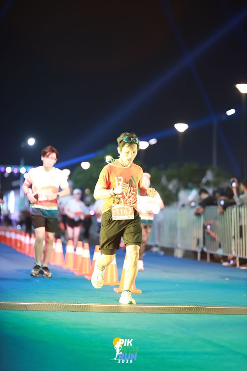 Race photo from PIK NITE RUN 2025