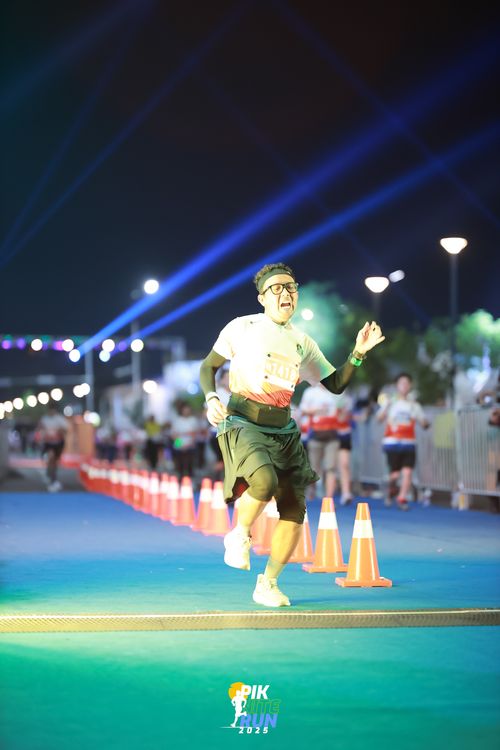 Race photo from PIK NITE RUN 2025