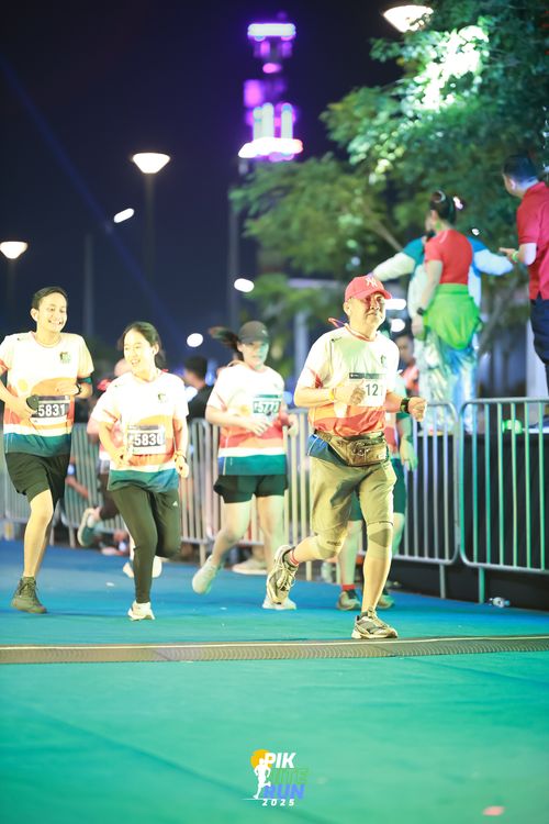 Race photo from PIK NITE RUN 2025