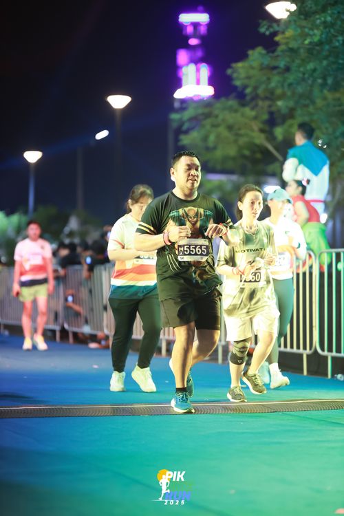 Race photo from PIK NITE RUN 2025