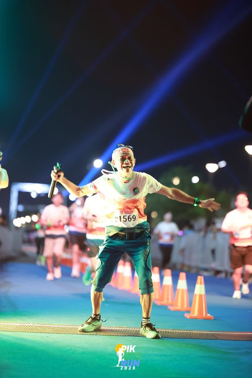 Race photo from PIK NITE RUN 2025