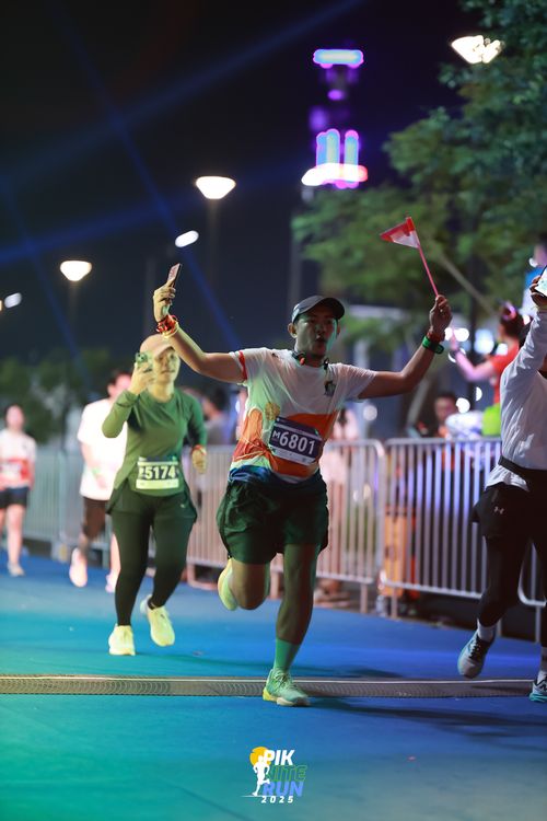 Race photo from PIK NITE RUN 2025