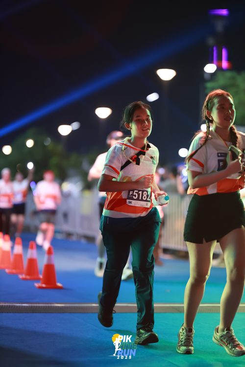 Race photo from PIK NITE RUN 2025
