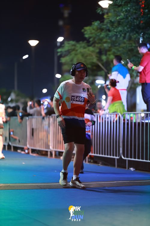 Race photo from PIK NITE RUN 2025