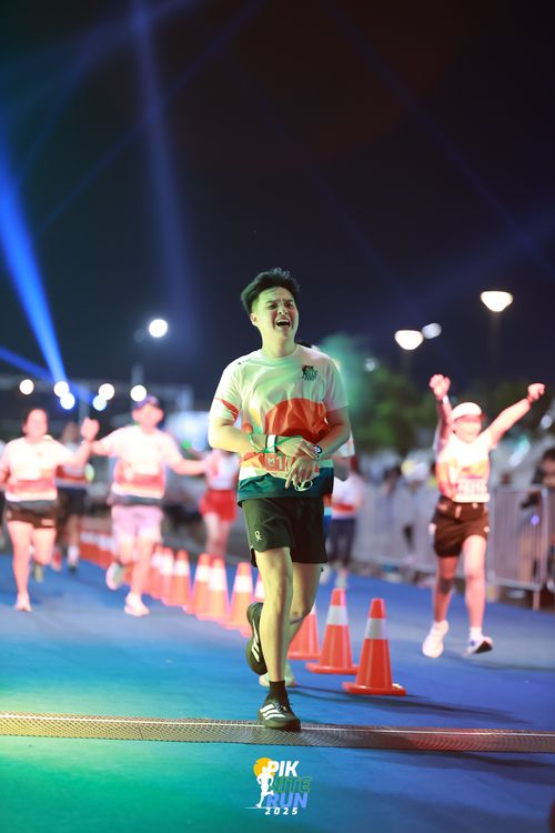 Race photo from PIK NITE RUN 2025