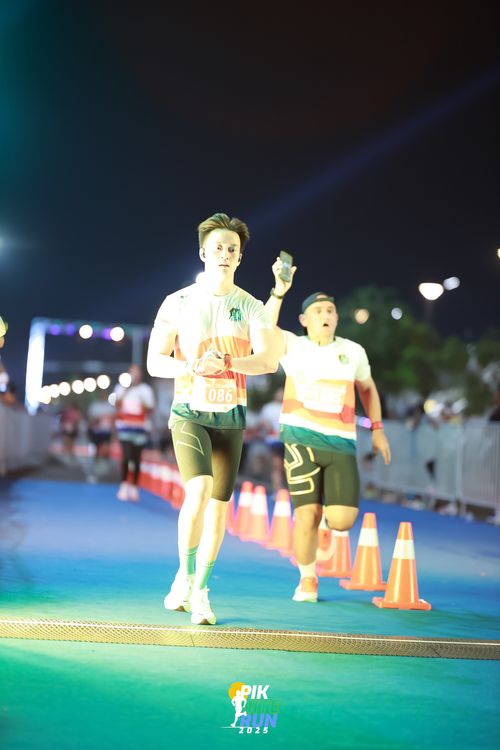 Race photo from PIK NITE RUN 2025