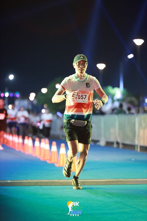 Race photo from PIK NITE RUN 2025