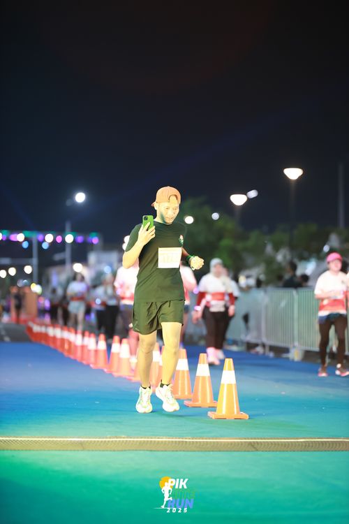 Race photo from PIK NITE RUN 2025