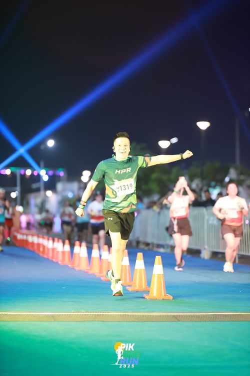 Race photo from PIK NITE RUN 2025