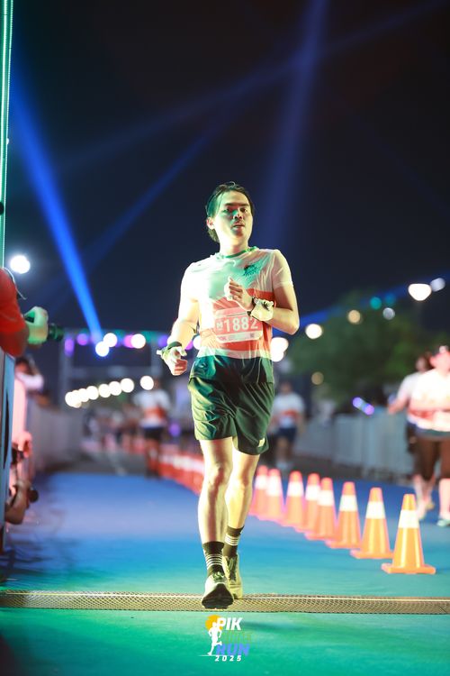 Race photo from PIK NITE RUN 2025