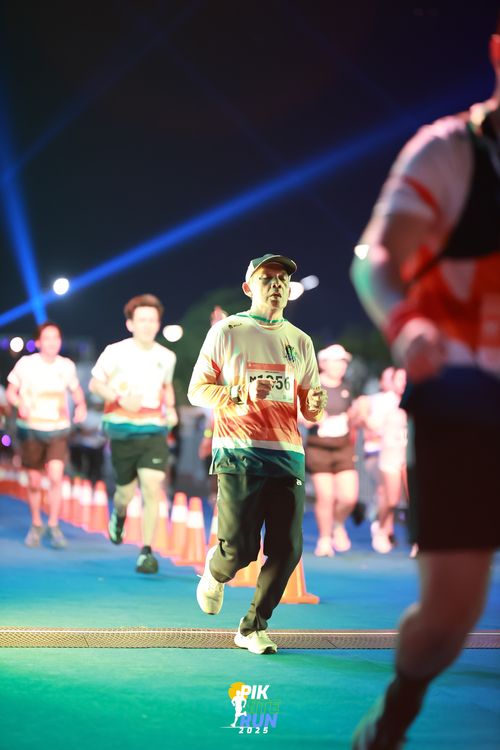 Race photo from PIK NITE RUN 2025