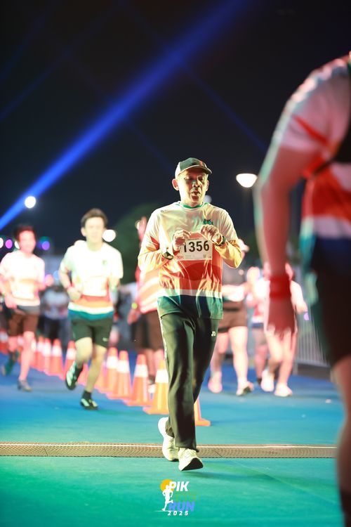 Race photo from PIK NITE RUN 2025