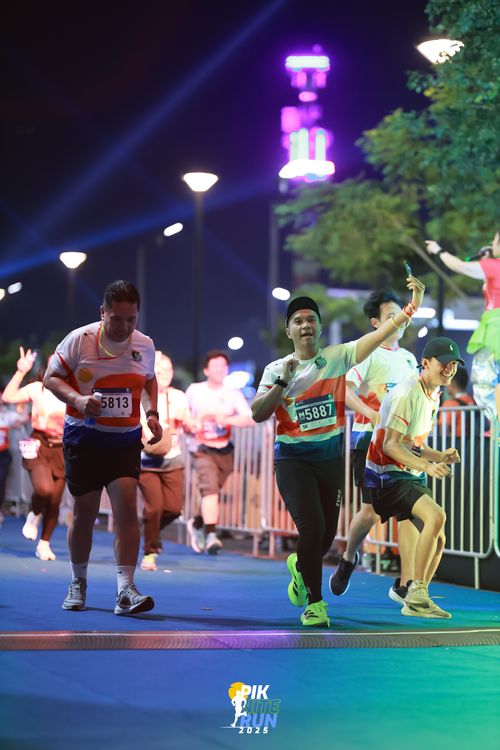 Race photo from PIK NITE RUN 2025