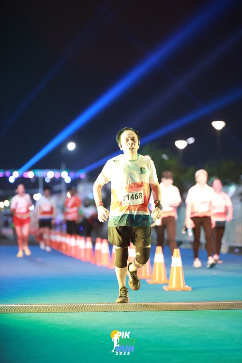 Race photo from PIK NITE RUN 2025