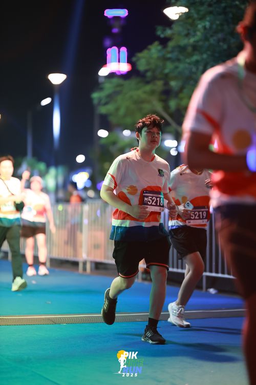 Race photo from PIK NITE RUN 2025