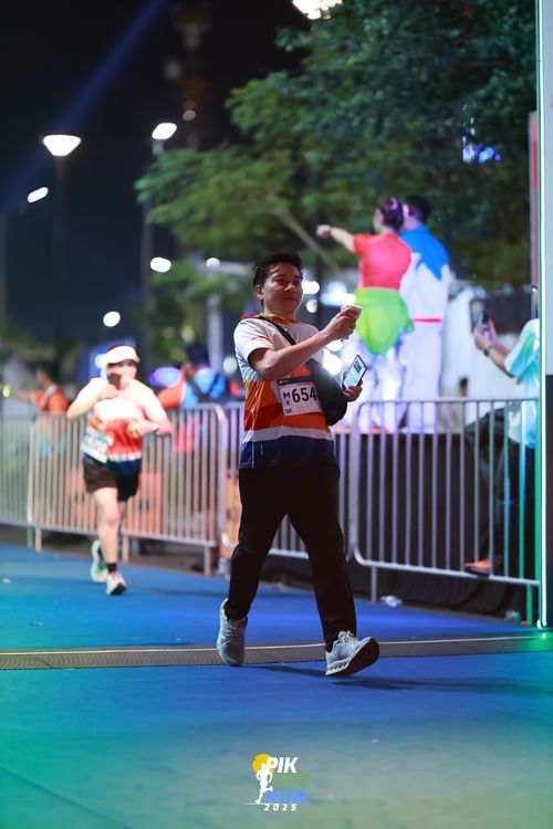 Race photo from PIK NITE RUN 2025