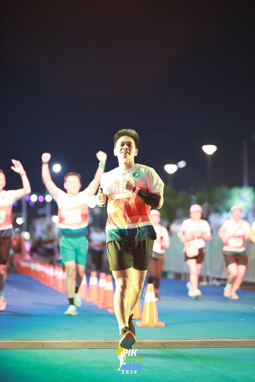 Race photo from PIK NITE RUN 2025