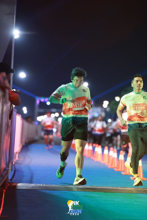 Race photo from PIK NITE RUN 2025