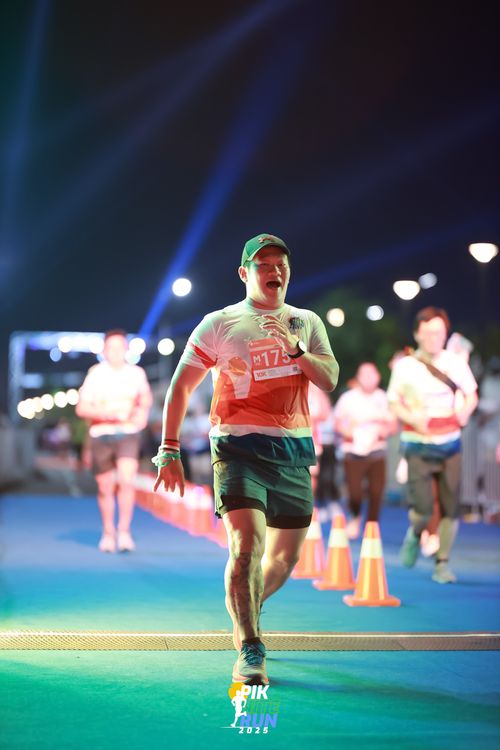 Race photo from PIK NITE RUN 2025