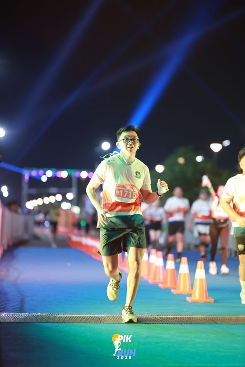 Race photo from PIK NITE RUN 2025