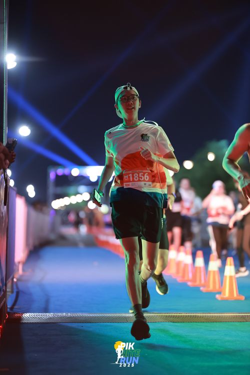 Race photo from PIK NITE RUN 2025
