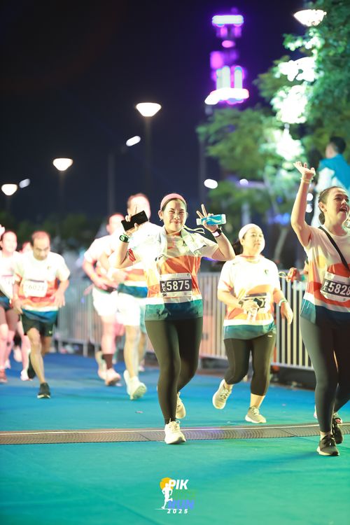 Race photo from PIK NITE RUN 2025