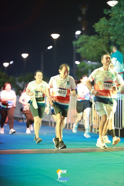 Race photo from PIK NITE RUN 2025