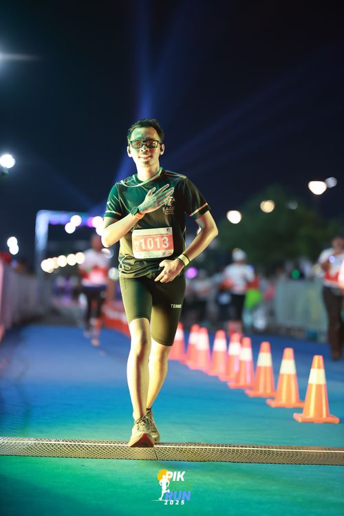 Race photo from PIK NITE RUN 2025