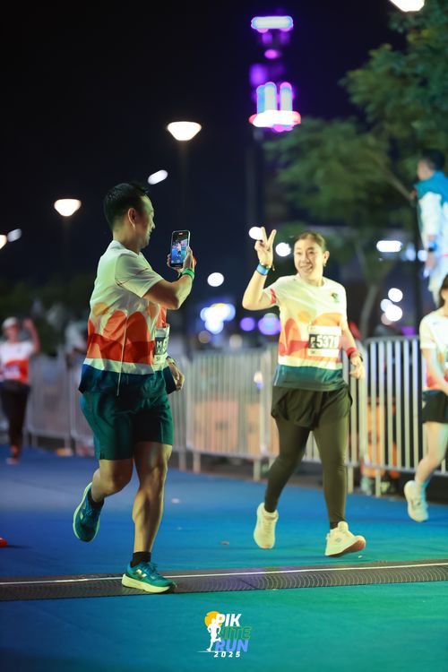 Race photo from PIK NITE RUN 2025