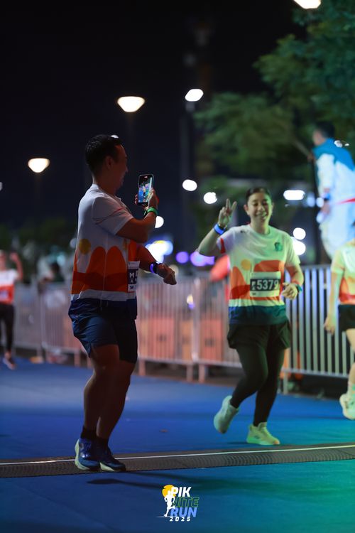Race photo from PIK NITE RUN 2025