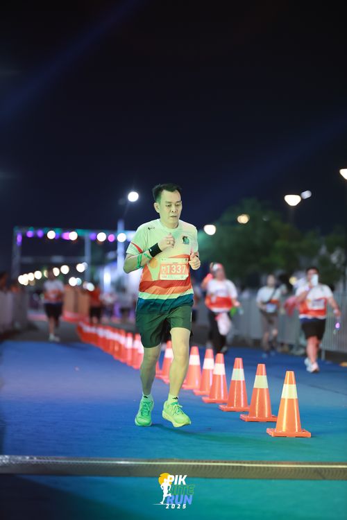 Race photo from PIK NITE RUN 2025