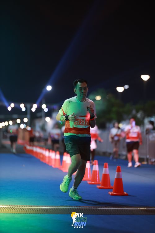 Race photo from PIK NITE RUN 2025