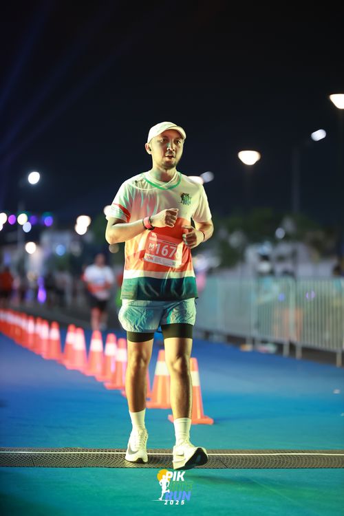 Race photo from PIK NITE RUN 2025