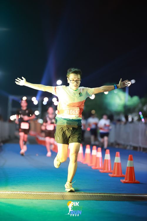 Race photo from PIK NITE RUN 2025