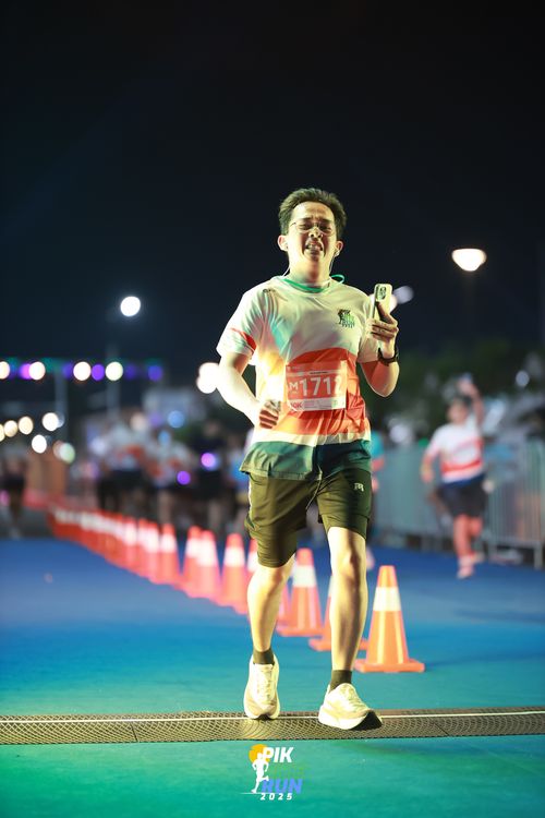 Race photo from PIK NITE RUN 2025