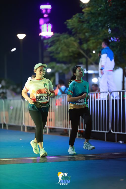 Race photo from PIK NITE RUN 2025