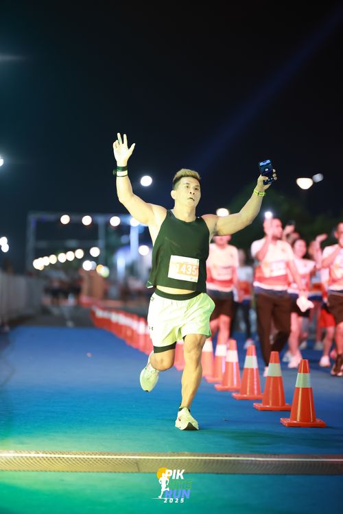 Race photo from PIK NITE RUN 2025